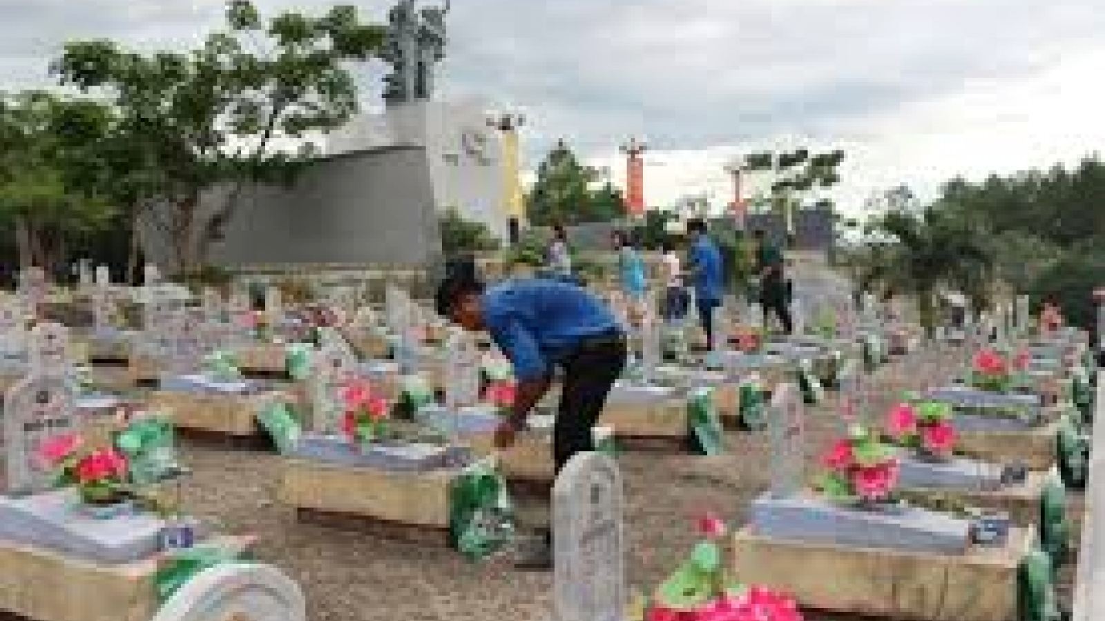 More volunteer soldiers laid to rest in Road 9 Cemetery