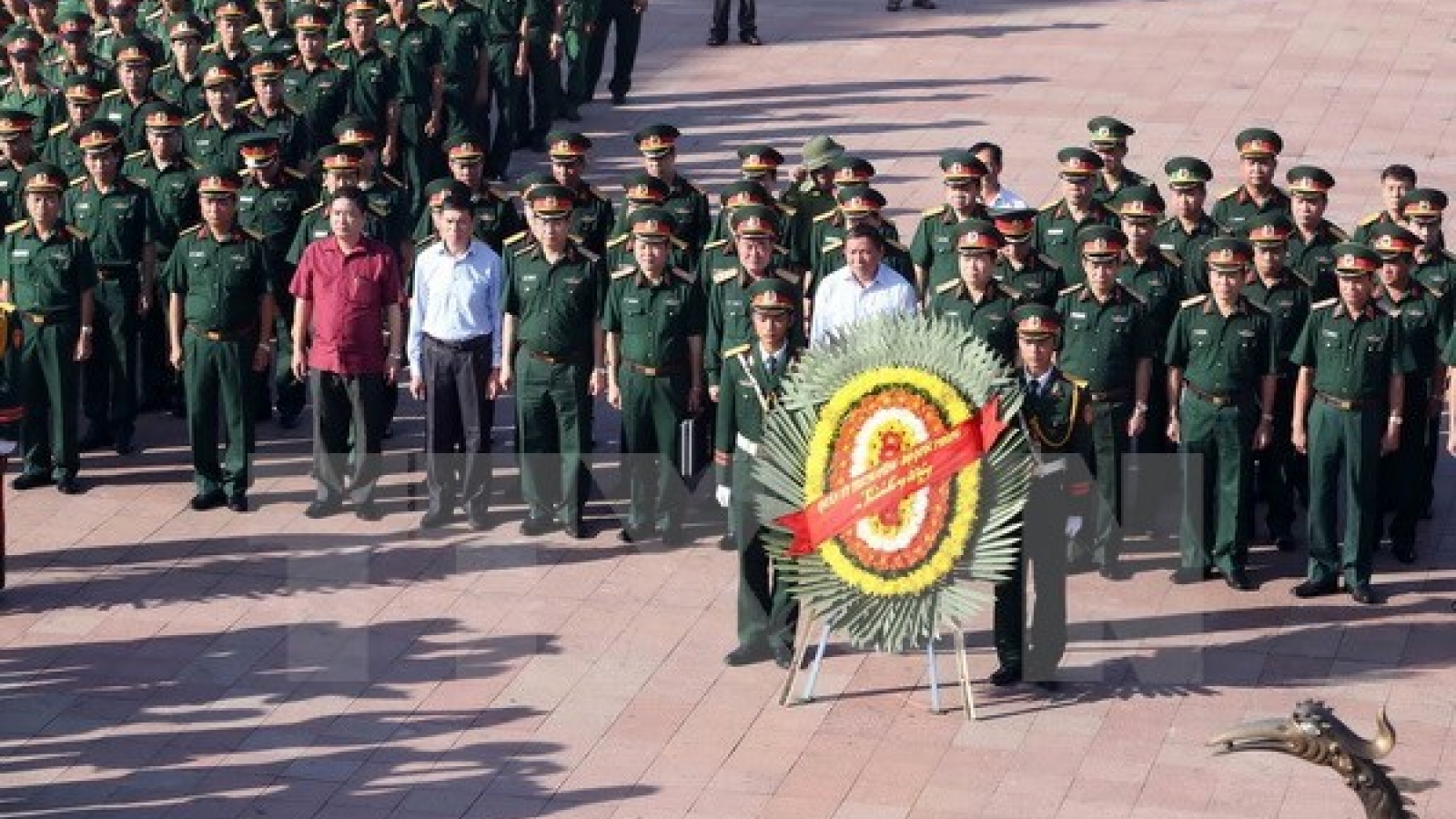 Defence Minister pays tribute to martyrs in Quang Tri