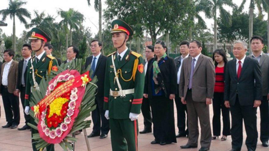 Parliamentary officials pay tribute to heroic martyrs in Quang Tri