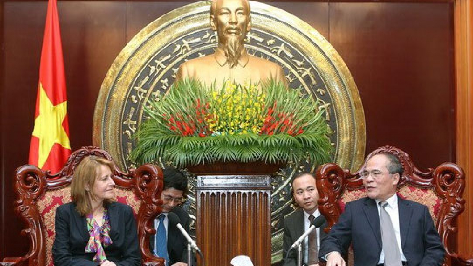 NA begins unprecedented Q&A sessions