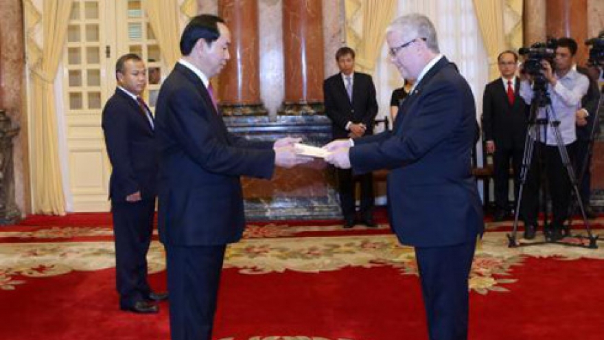 President welcomes new ambassadors