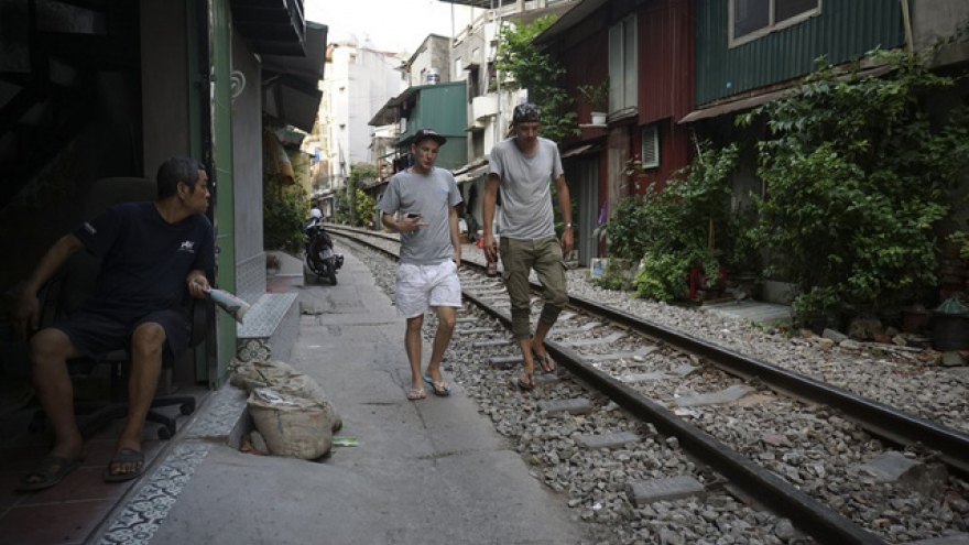 Hanoi railway attracts foreign visitors