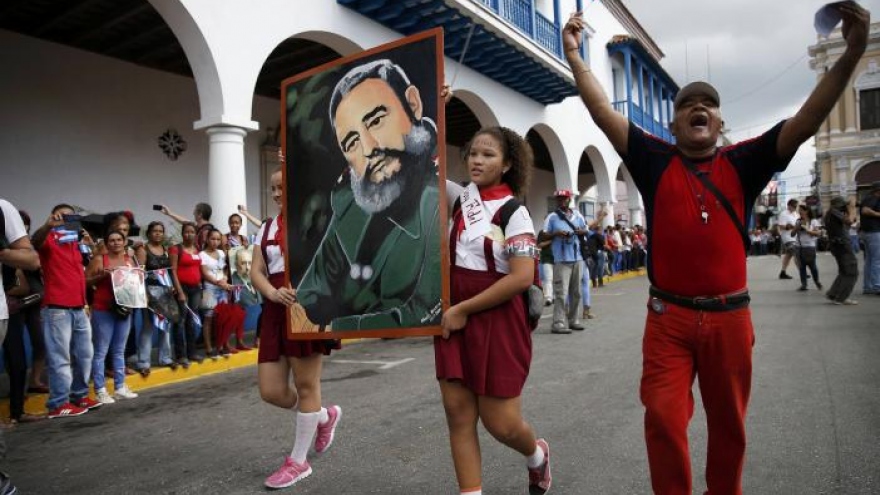 Leftist leaders join thousands to send off Fidel Castro in Cuba