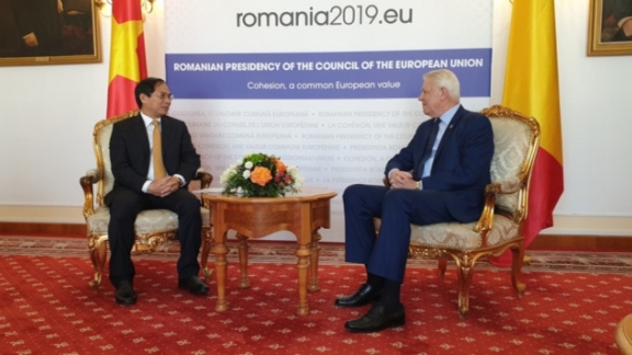 PM Phuc's special envoy visits Romania