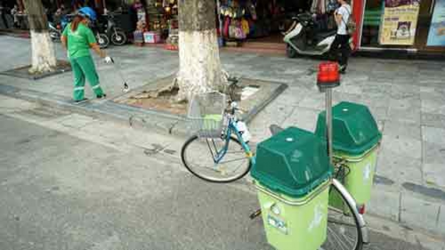 Hanoi trash collectors using bikes