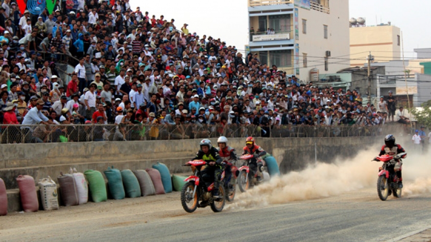Fierce competition at 125cc motor race