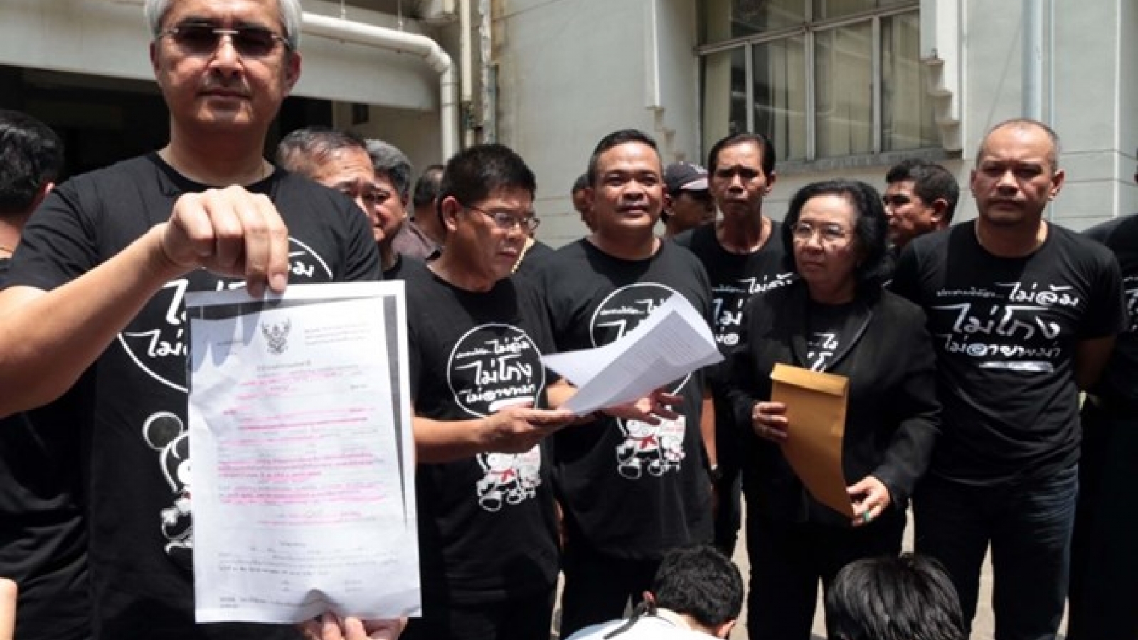 Thailand: 19 red shirt leaders accused of violating ban on gatherings
