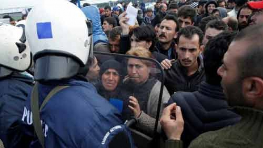 EU launches emergency refugee aid scheme for Greece