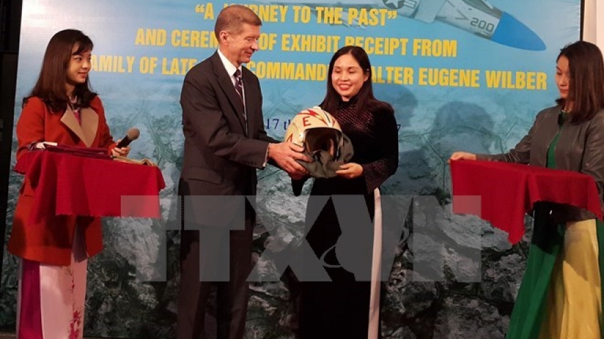 Hoa Lo relic site receives items of US war veteran