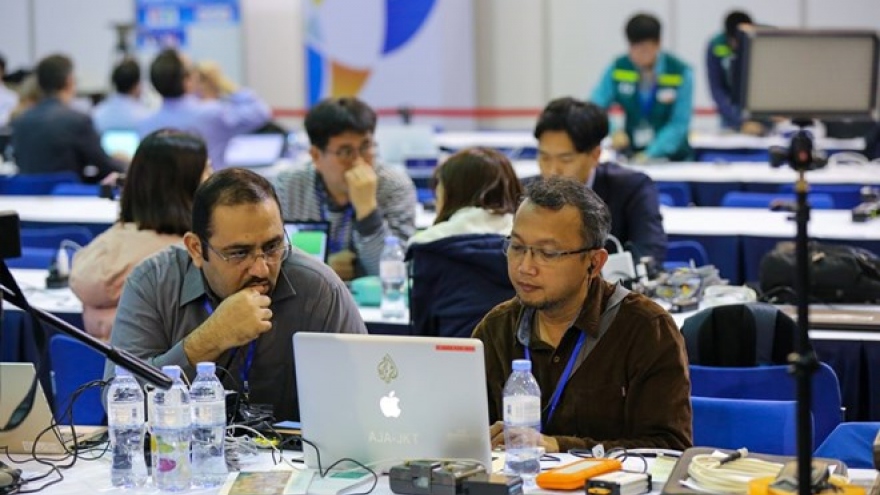 Foreign reporters commend DPRK-USA Summit IMC’s working facilities
