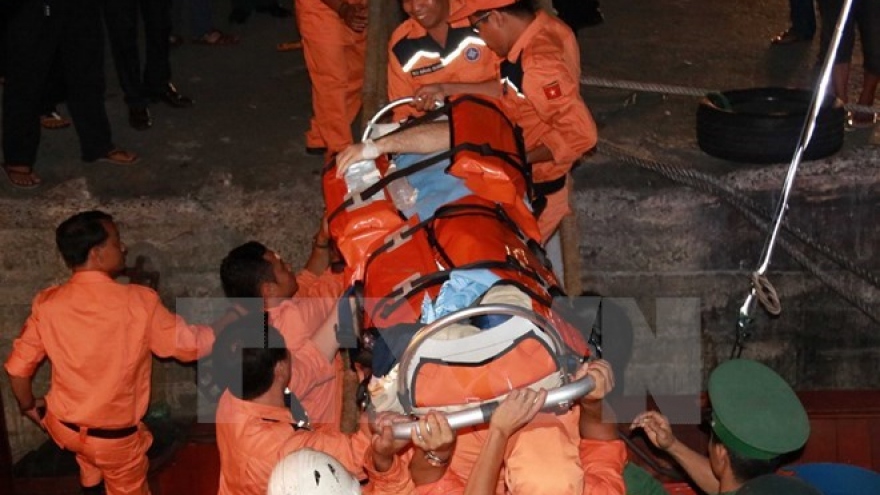Vietnamese maritime search, rescue team saves unconscious sailors