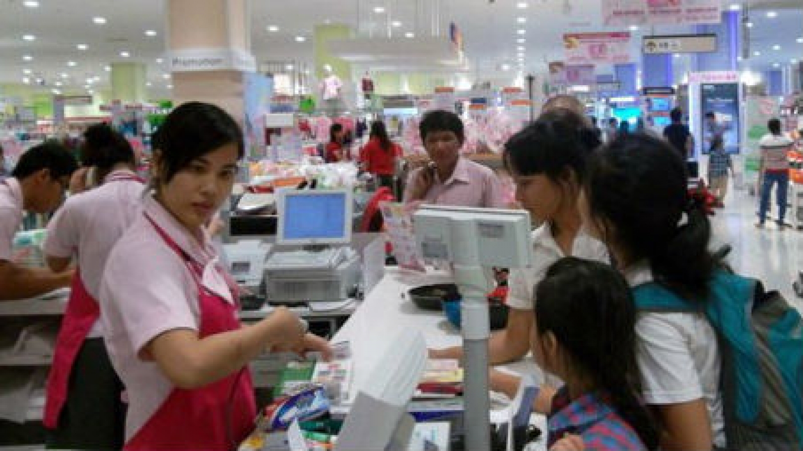 Can Vietnam retailers compete with the big chains?