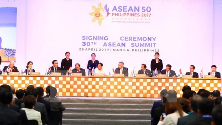 PM Phuc: ASEAN should uphold community spirit