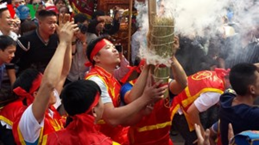 Exciting rice cooking contest in Hanoi