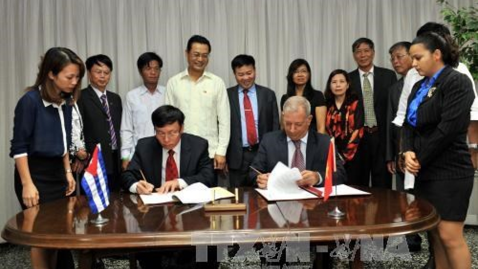 Vietnam presents 5,000 tonnes of rice to Cuba