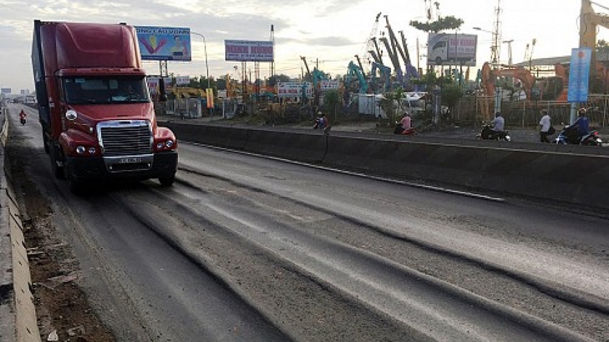 Subsidence causes road leading to Ho Chi Minh City to be wavy