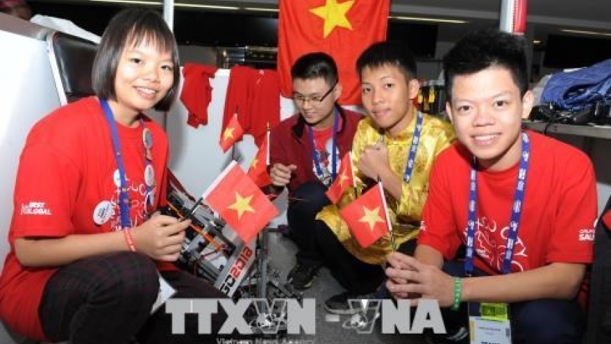 Vietnamese students shine at int’l robotics competition