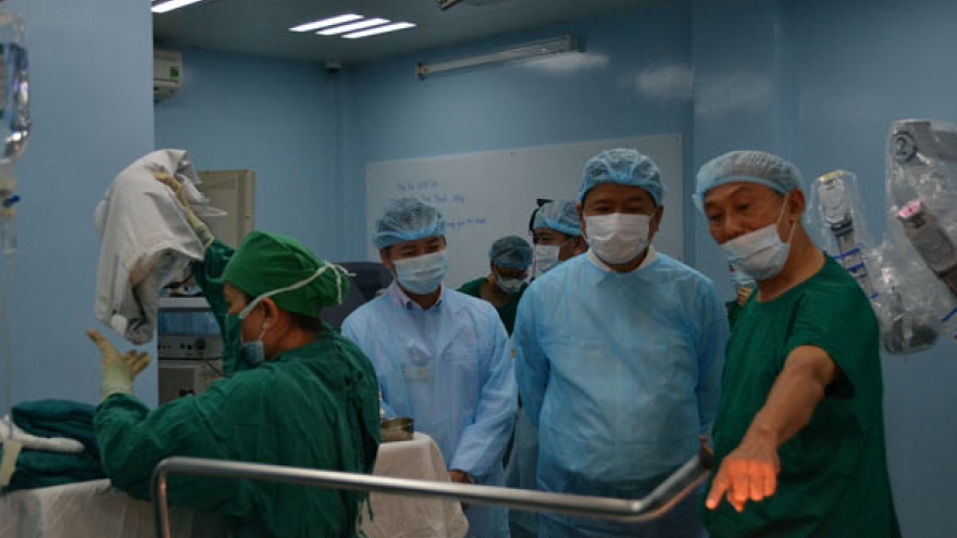 Robot-assisted surgery launches at Binh Dan Hospital