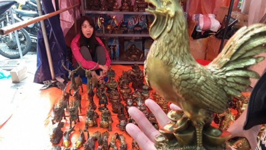 Thousand-dollar bronze roosters become Tet gifts for wealthy Vietnamese