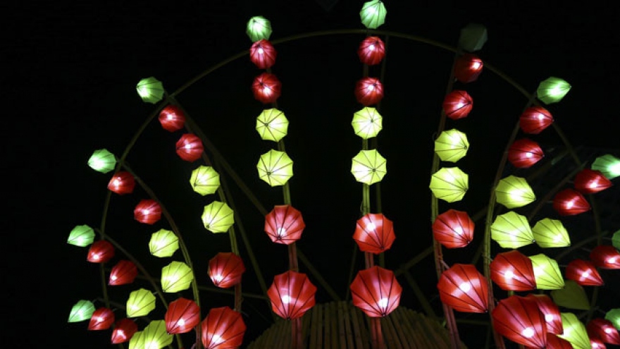 
        Pictures: Fairy Lantern Garden at Royal City
                              