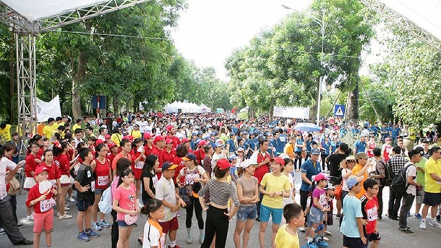 Running event raises funds for central provinces