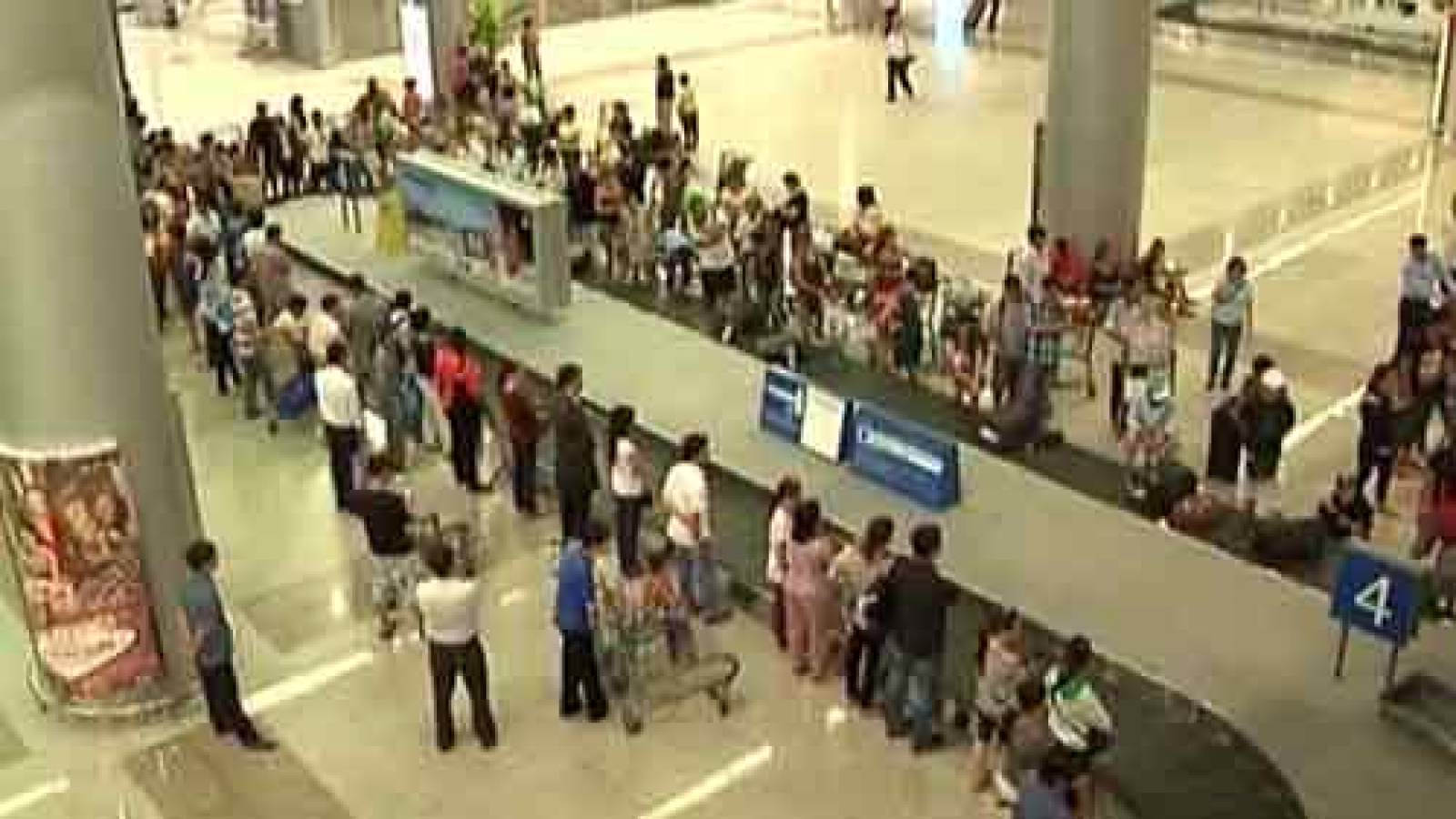Customs officers at Tan Son Nhat seize replica M-4 rifle
