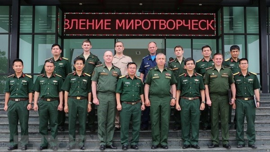 Russian military officers visit Vietnam Peacekeeping Department