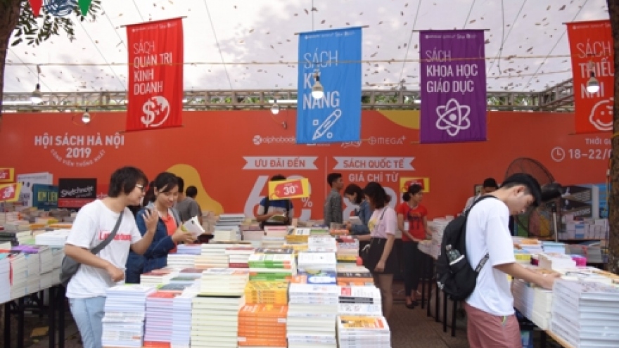 Thousands of readers gather for Vietnam Book Day event