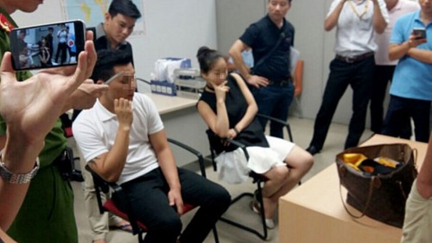 
        Two nabbed for smuggling gold at Hanoi airport
                              