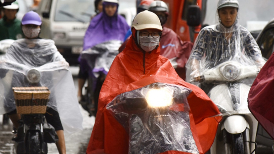 Heavy rain serves to ease air pollution in Hanoi 