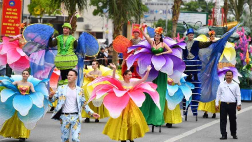 Street carnival excites crowds in Sam Son Sea Festival 2019 
