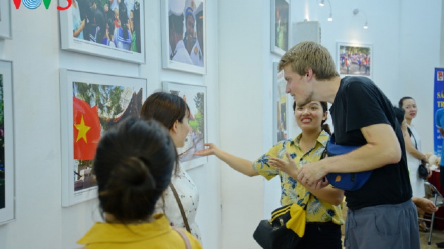 Touching photos depict love for Truong Sa archipelago