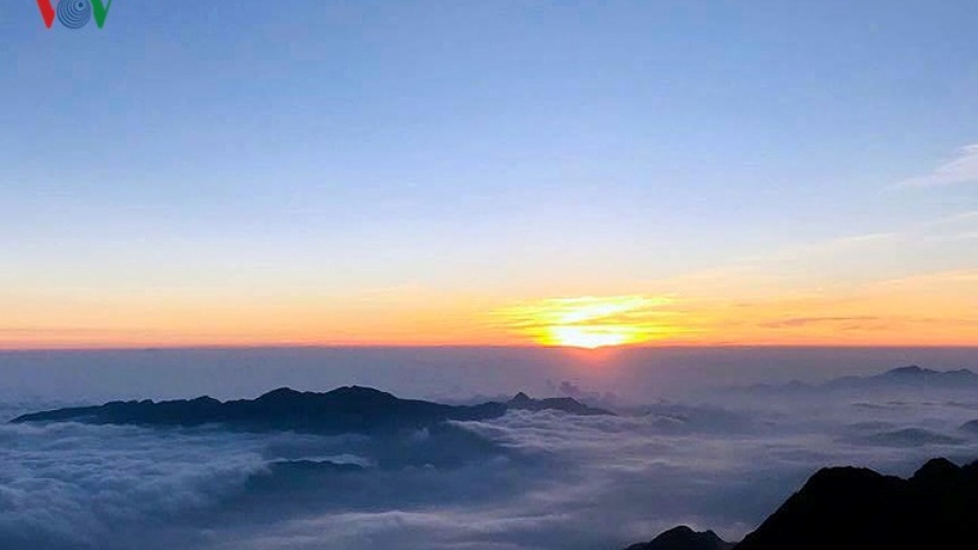 The stunning beauty at the peak of Fansipan during autumn