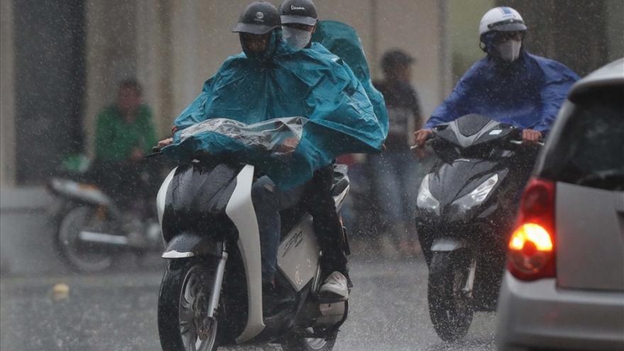 Heavy rain causes difficulties for drivers throughout Hanoi
