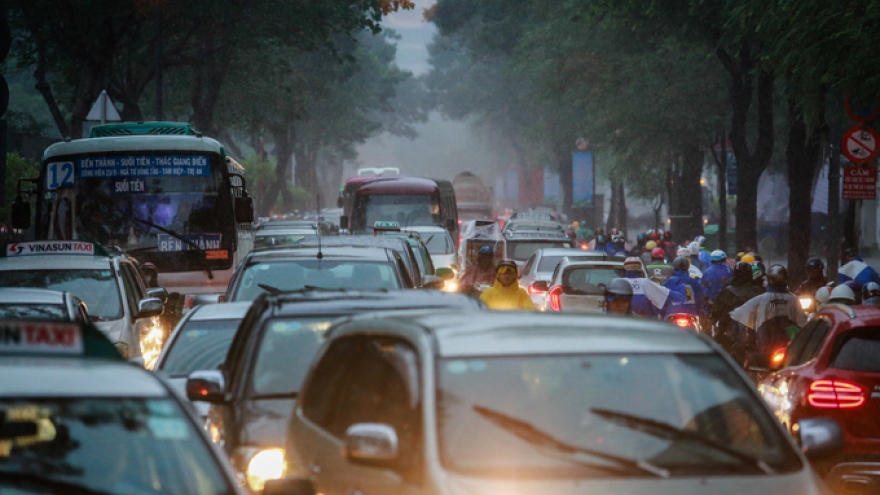 Saigon traffic sinks into chaos under heavy rain
