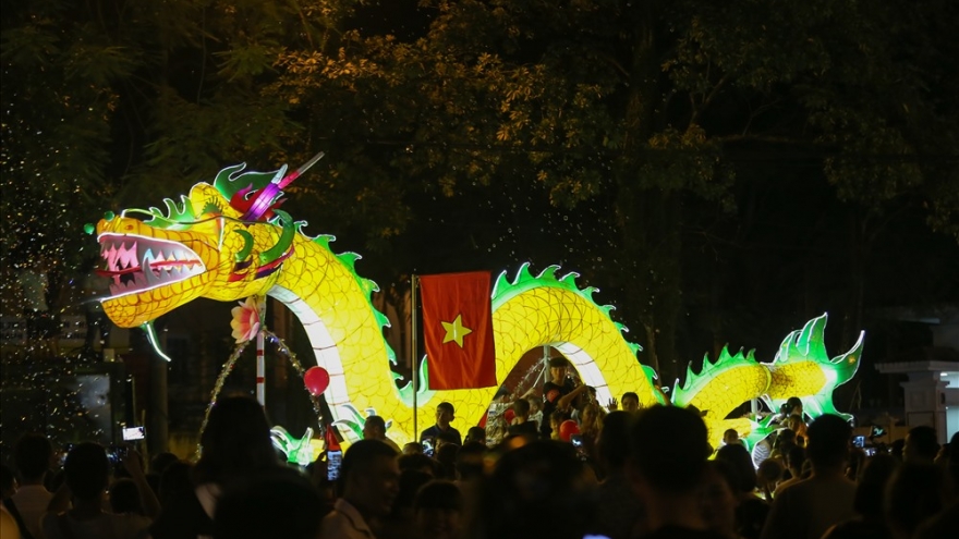 The nation’s largest lantern festival thrills crowds in Tuyen Quang 