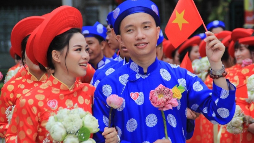 Worker couples take part in mass wedding in HCM City on National Day