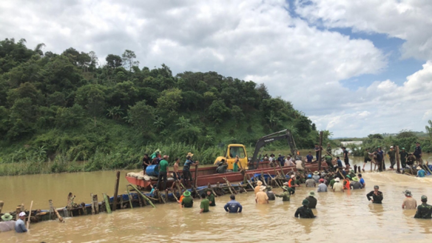 Broken dyke threatens thousands of lives in Dak Lak province