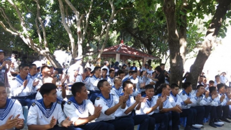 Tet gifts warm up Truong Sa islanders’ hearts