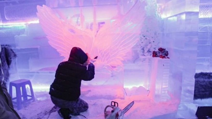 In tropical Saigon, sculptors carve ice into ephemeral artworks