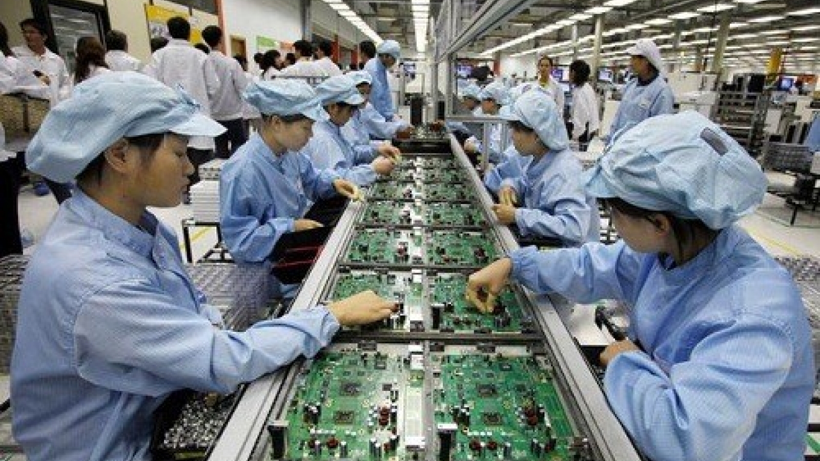 Vietnam's PMI records slight April decline