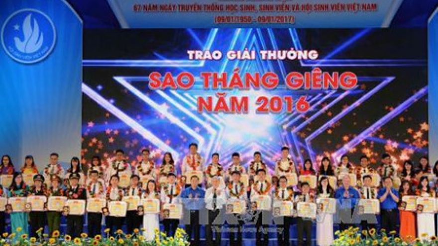 Vietnamese students honored with special awards