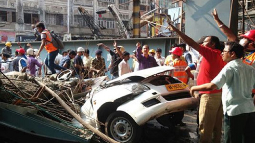 India overpass collapse kills 14; scores feared trapped