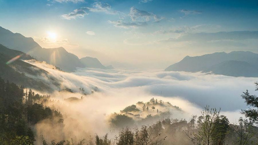 Dramatic images of Sapa poking through a carpet of clouds