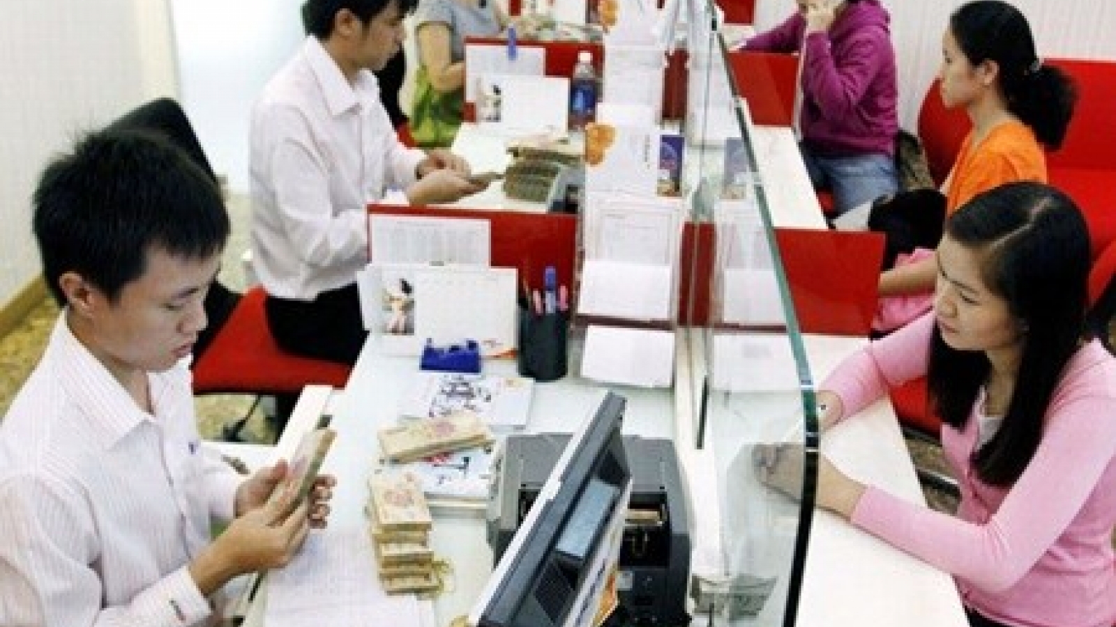 SBV asks lenders to back policies to control inflation, boost growth