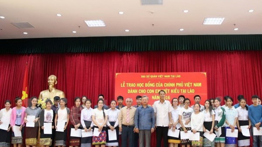 Vietnamese Government grants scholarships to expat students in Laos
