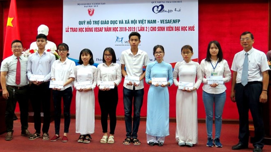 Thua Thien-Hue: 32 scholarships presented to disadvantaged students