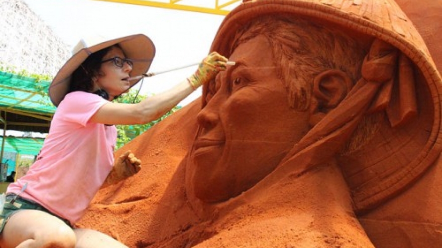 Int’l sand sculpture championship runs for first time in Vietnam