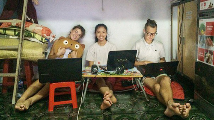 Two Ukrainian backpackers tour Vietnam