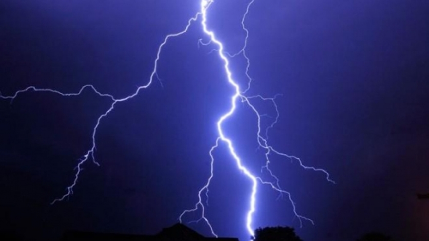 Lightning strikes kill one, injure another in Dak Lak 